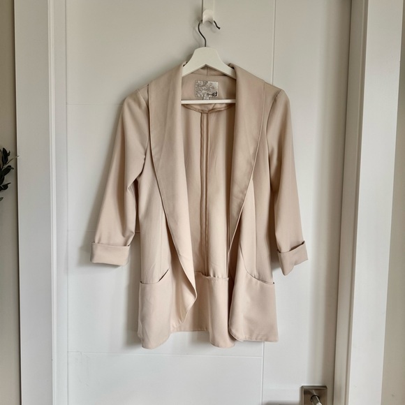 Dynamite Jackets & Blazers - Women's Cream flowy Blazer